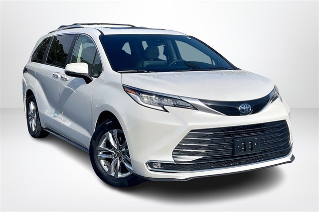 2022 Toyota Sienna Limited's photo