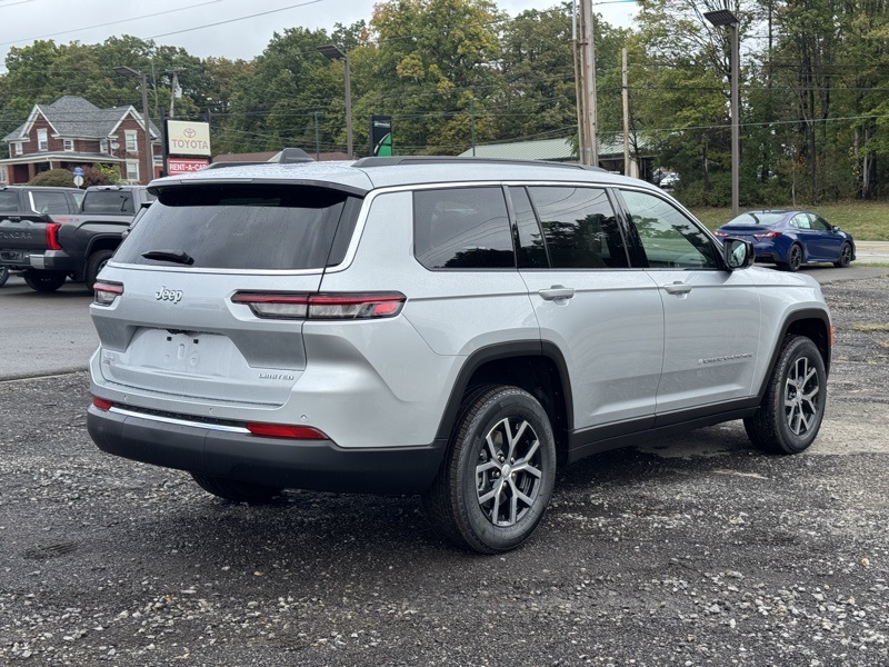 2025 Jeep Grand Cherokee Limited photo 3