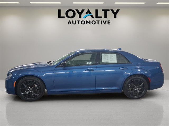 2022 Chrysler 300 Touring photo 2