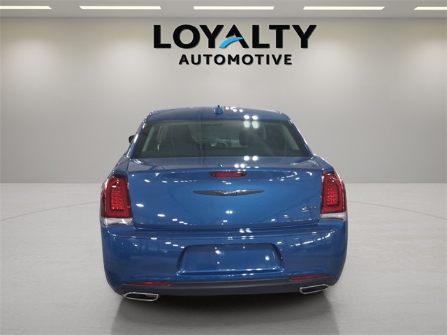 2022 Chrysler 300 Touring photo 4
