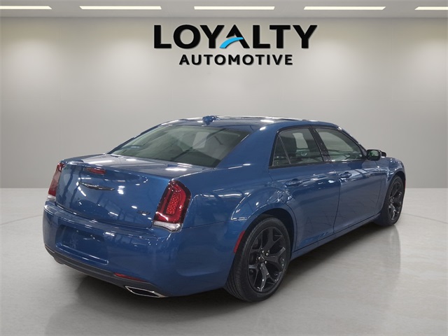 2022 Chrysler 300 Touring photo 5