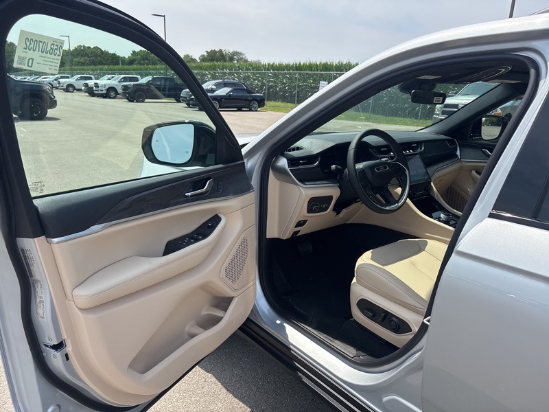 2025 Jeep Grand Cherokee Limited photo 17