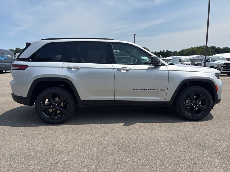 2025 Jeep Grand Cherokee Limited photo 2