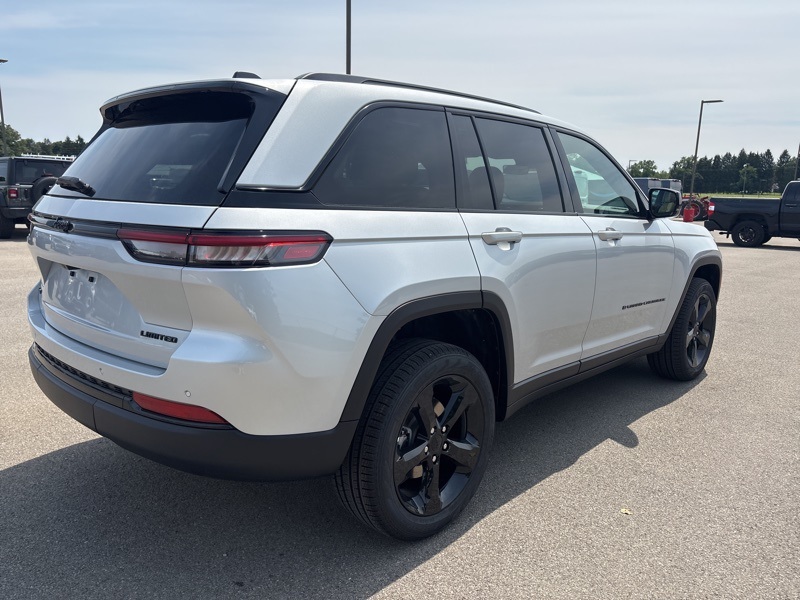 2025 Jeep Grand Cherokee Limited photo 3