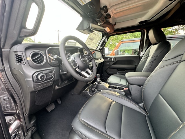 2025 Granite Crystal Metallic Clearcoat Jeep Wrangler Sahara 4X4 SUV