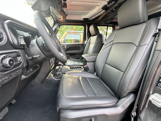 2025 Granite Crystal Metallic Clearcoat Jeep Wrangler Sahara 4X4 SUV