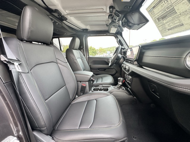 2025 Granite Crystal Metallic Clearcoat Jeep Wrangler Sahara 4X4 SUV