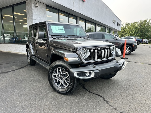 2025 Granite Crystal Metallic Clearcoat Jeep Wrangler Sahara 4X4 SUV