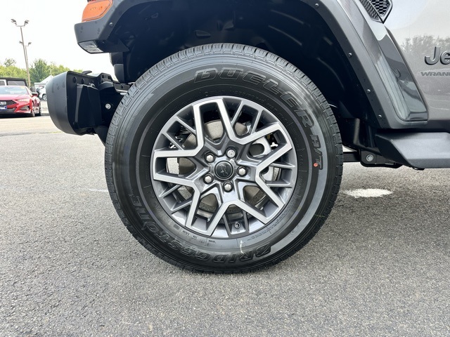 2025 Granite Crystal Metallic Clearcoat Jeep Wrangler Sahara 4X4 SUV