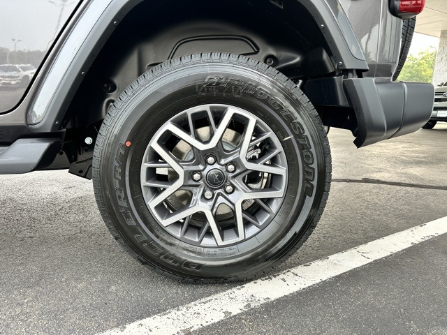 2025 Granite Crystal Metallic Clearcoat Jeep Wrangler Sahara 4X4 SUV