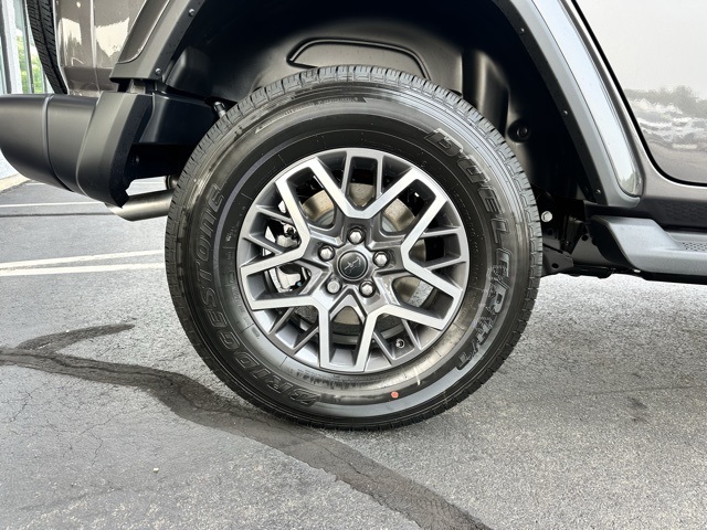 2025 Granite Crystal Metallic Clearcoat Jeep Wrangler Sahara 4X4 SUV