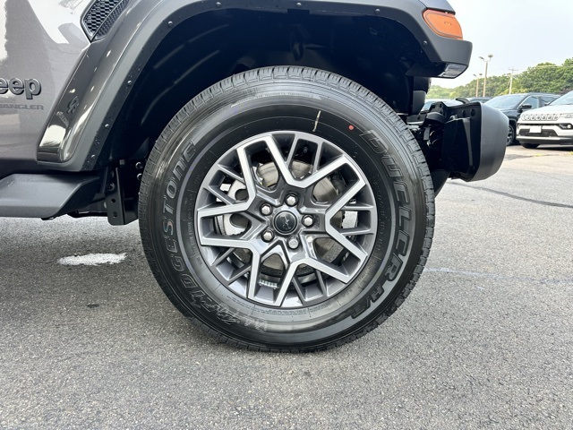 2025 Granite Crystal Metallic Clearcoat Jeep Wrangler Sahara 4X4 SUV