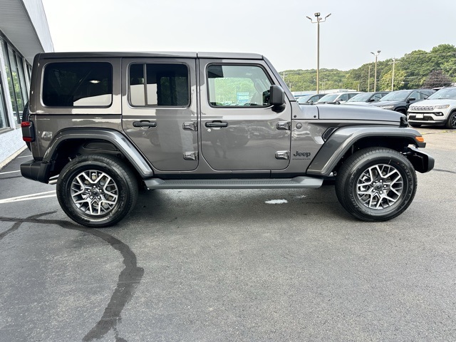 2025 Granite Crystal Metallic Clearcoat Jeep Wrangler Sahara 4X4 SUV