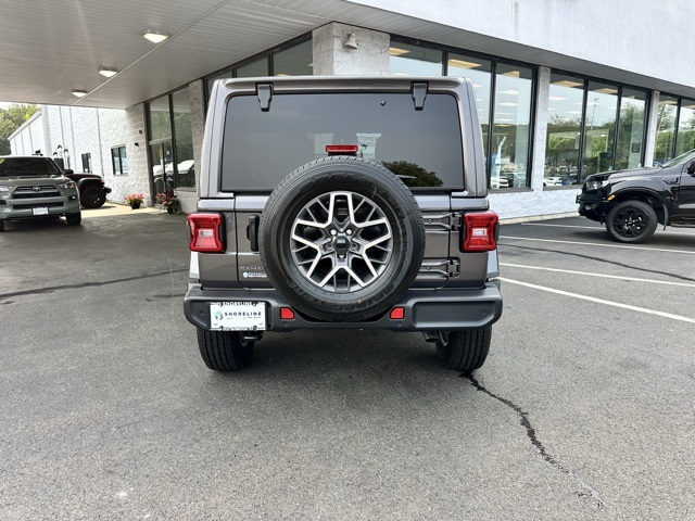 2025 Granite Crystal Metallic Clearcoat Jeep Wrangler Sahara 4X4 SUV