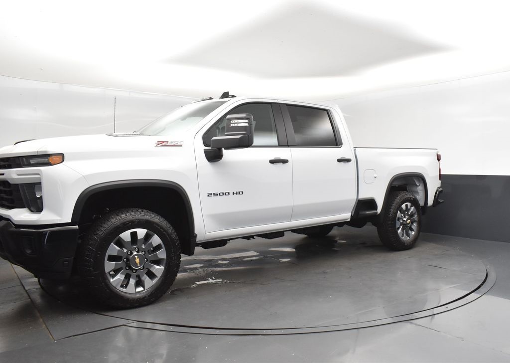 2025 Chevrolet Silverado 2500HD Custom photo 3