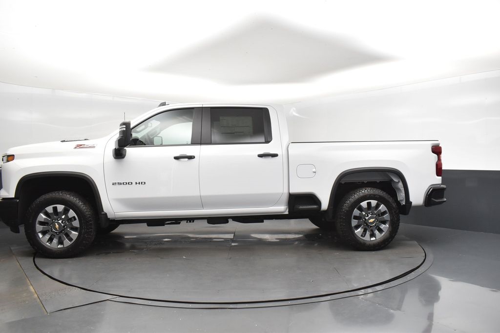 2025 Chevrolet Silverado 2500HD Custom photo 4