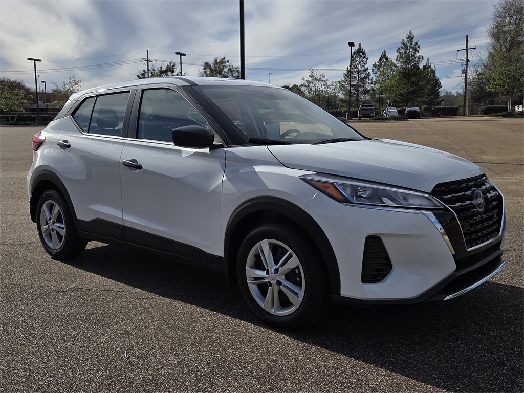 2025 Nissan Kicks Base's photo