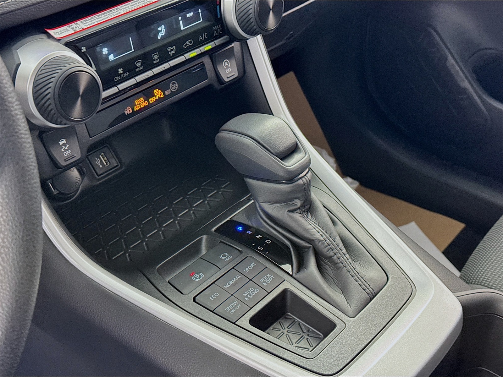 2025 Toyota RAV4 LE photo 8
