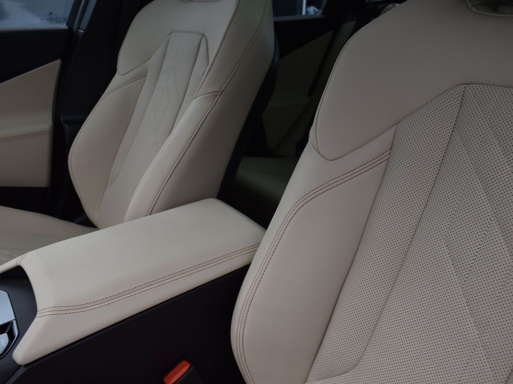 2025 Mineral White Metallic BMW X3 30 xDrive AWD SUV