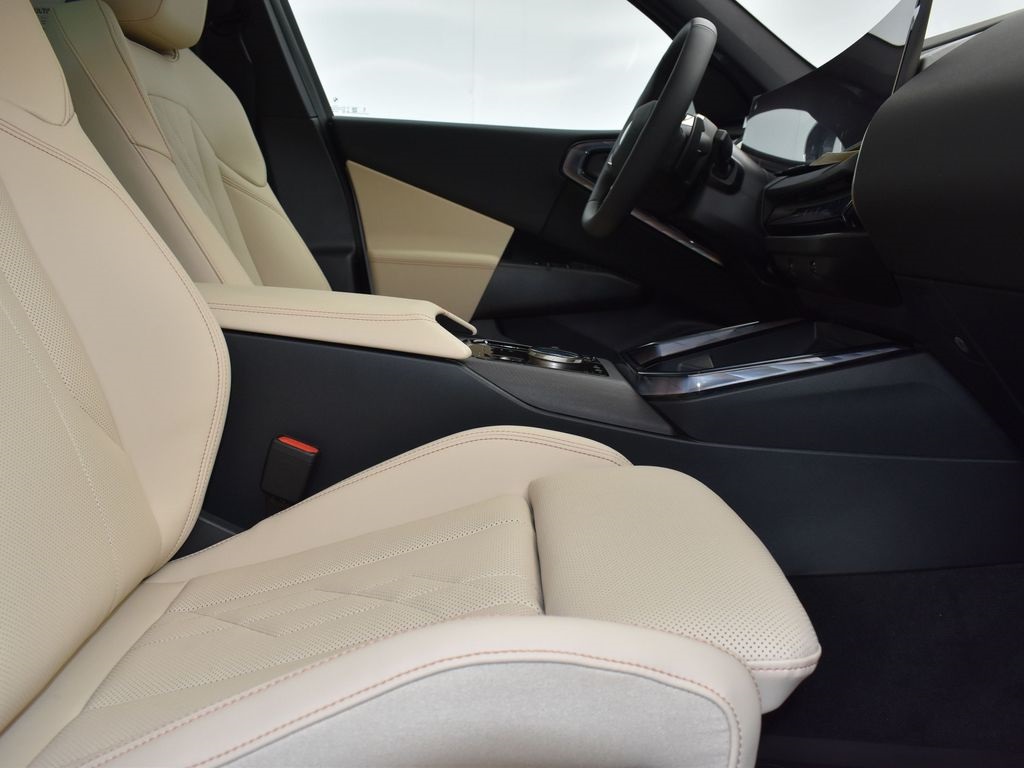 2025 Mineral White Metallic BMW X3 30 xDrive AWD SUV