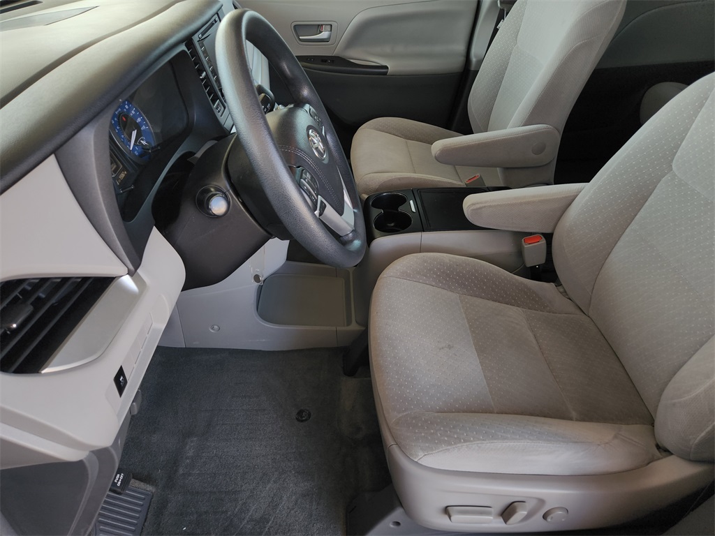 2019 Toyota Sienna LE photo 11