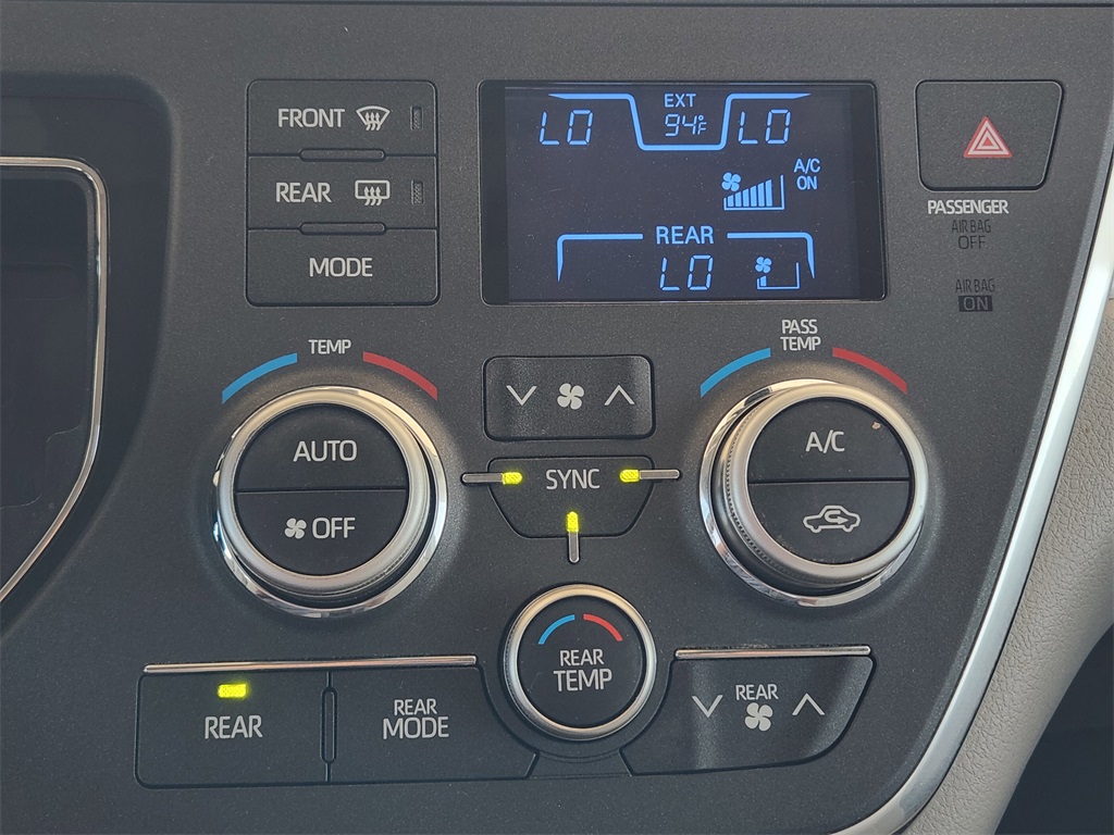 2019 Toyota Sienna LE photo 14