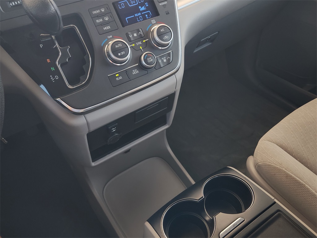 2019 Toyota Sienna LE photo 15
