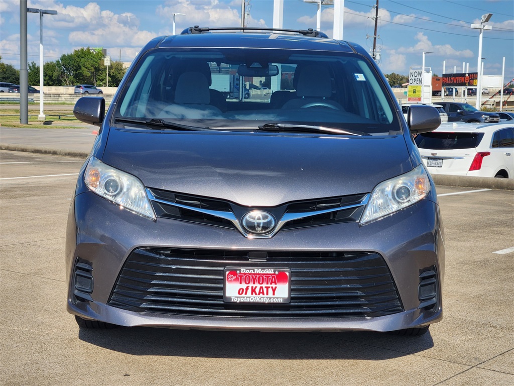 2019 Toyota Sienna LE photo 27