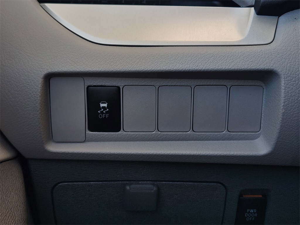 2019 Toyota Sienna LE photo 16
