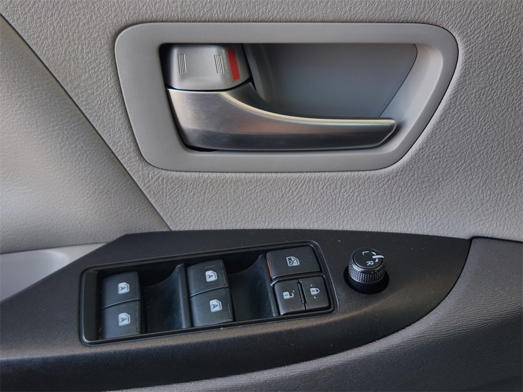 2019 Toyota Sienna LE photo 17