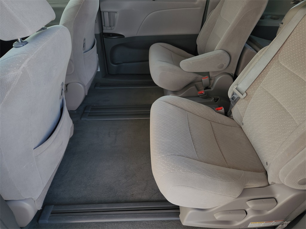 2019 Toyota Sienna LE photo 24