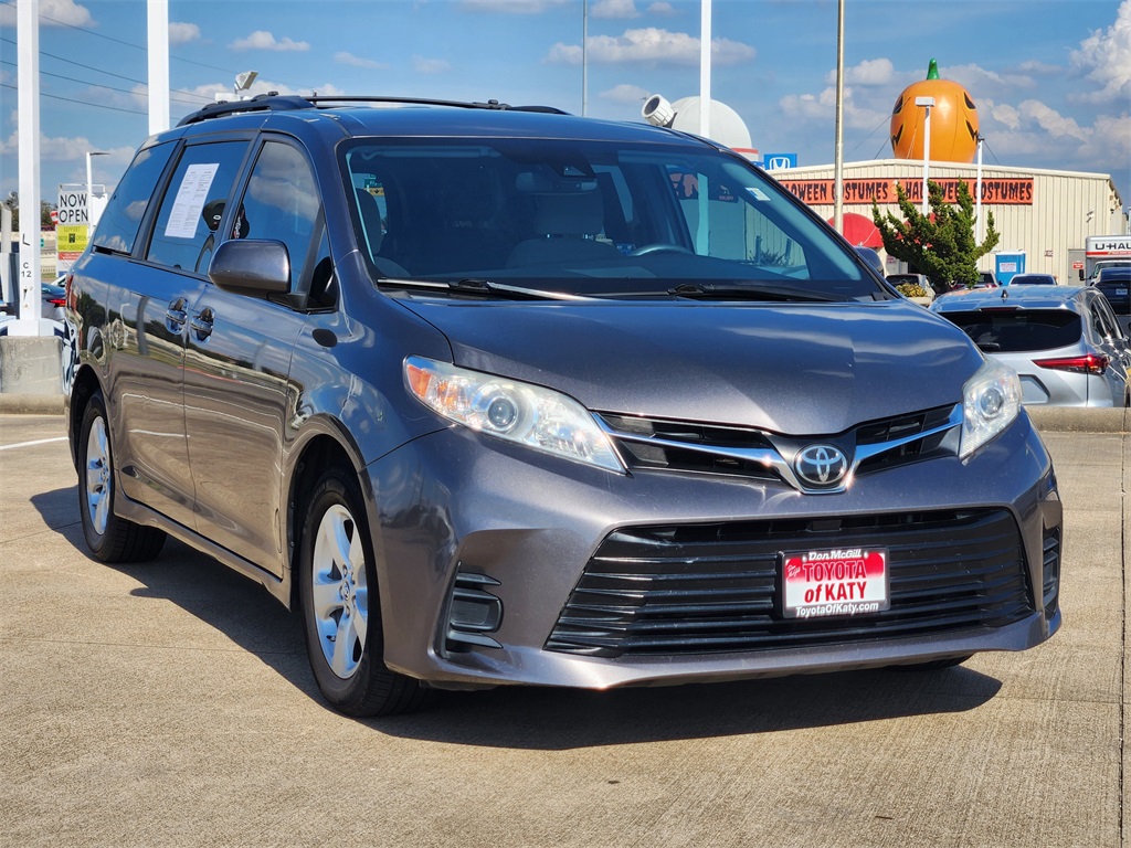 2019 Toyota Sienna LE photo 2