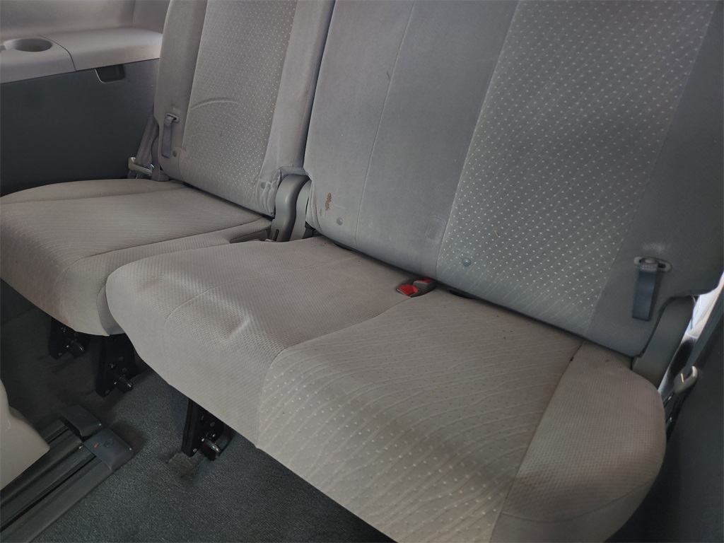 2019 Toyota Sienna LE photo 25