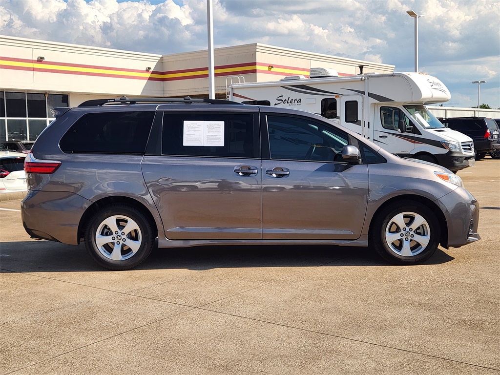 2019 Toyota Sienna LE photo 3