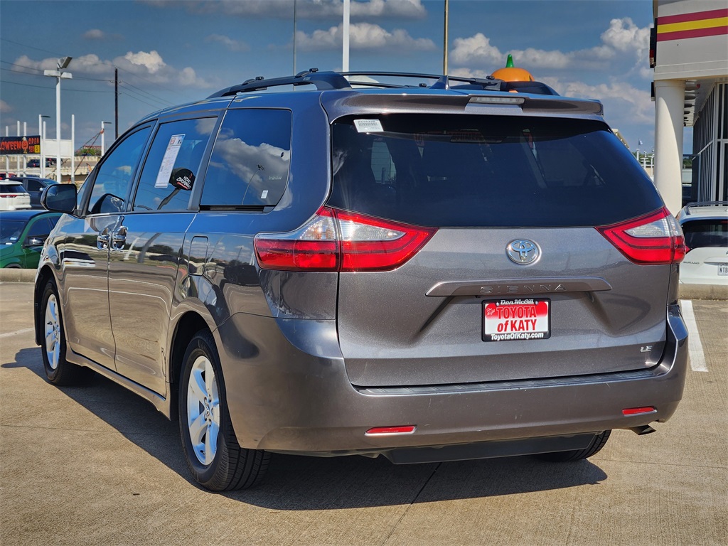 2019 Toyota Sienna LE photo 4