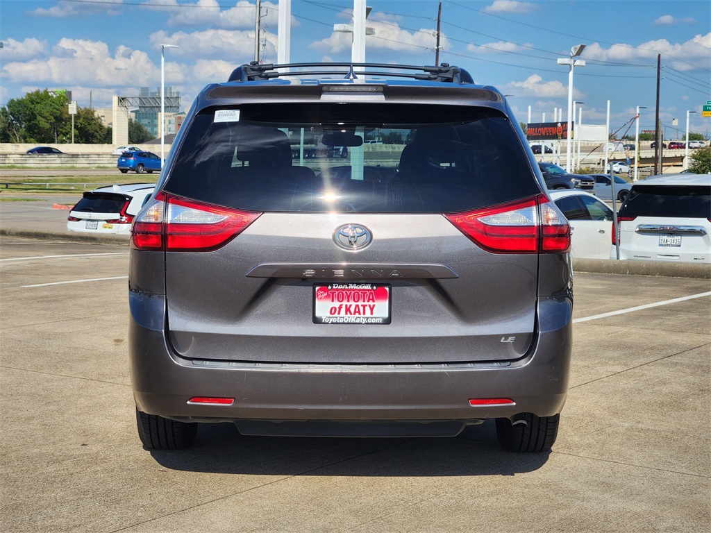 2019 Toyota Sienna LE photo 5