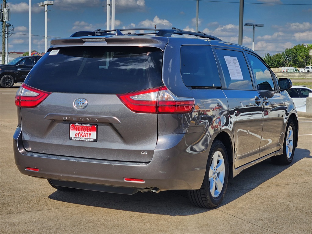2019 Toyota Sienna LE photo 6