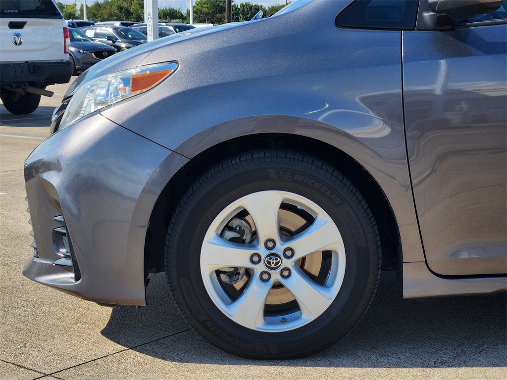 2019 Toyota Sienna LE photo 7