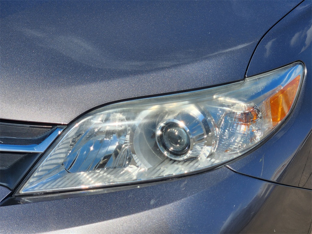 2019 Toyota Sienna LE photo 8
