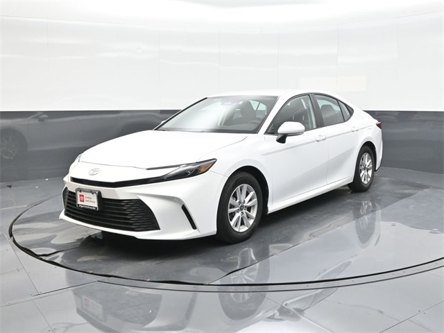 2025 Toyota Camry LE's photo
