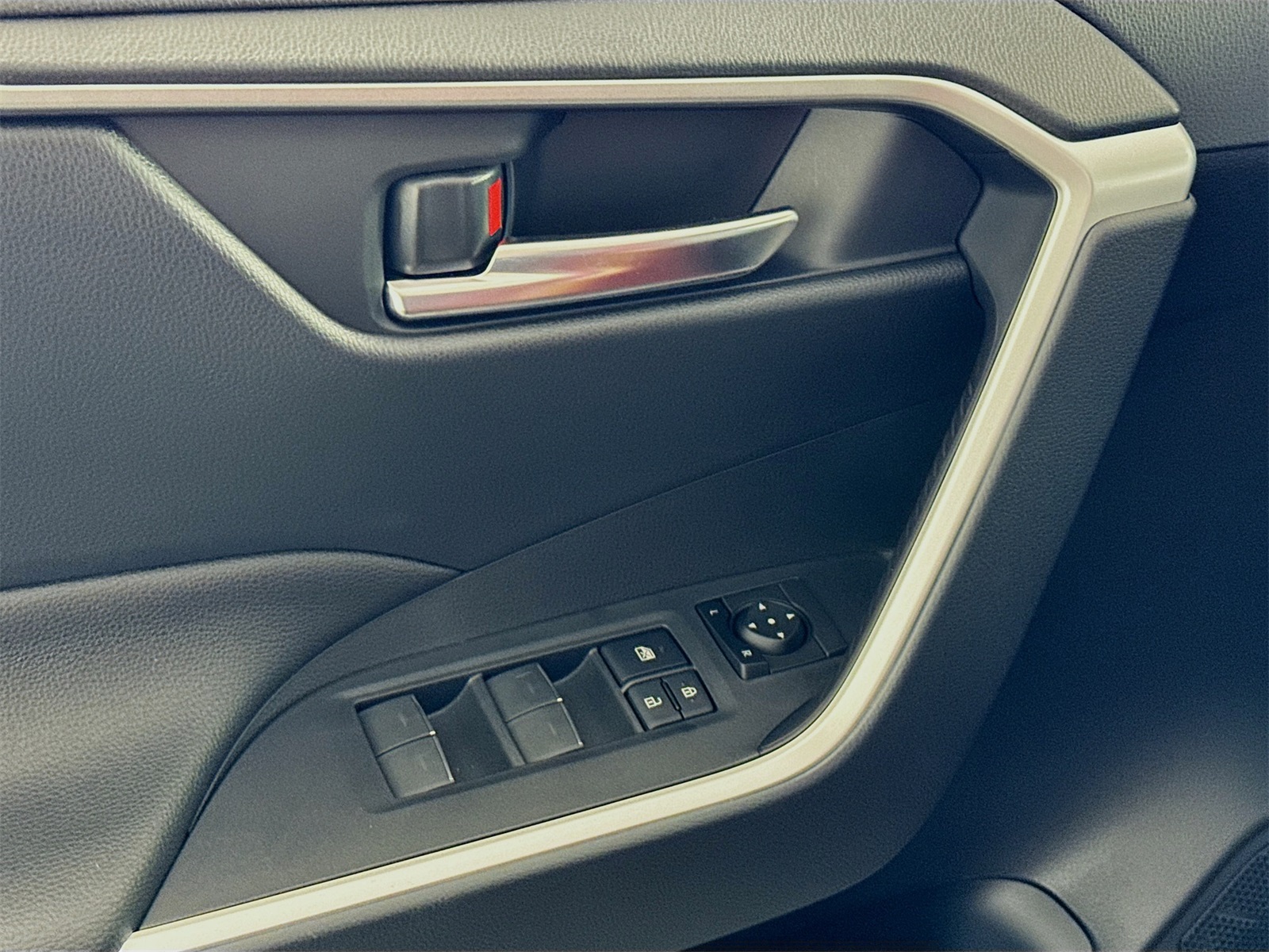 2025 Toyota RAV4 Hybrid XLE photo 12