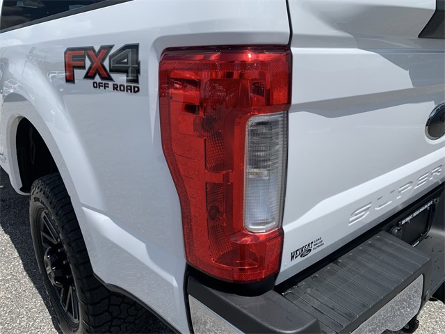 2019 Oxford White Ford Super Duty F-250 SRW Lariat 4X4 Truck