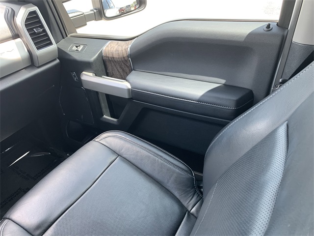 2019 Oxford White Ford Super Duty F-250 SRW Lariat 4X4 Truck