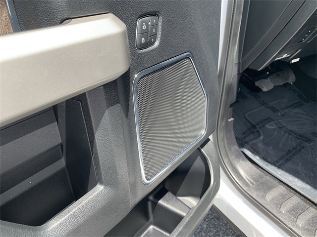 2019 Oxford White Ford Super Duty F-250 SRW Lariat 4X4 Truck