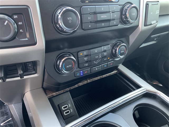 2019 Oxford White Ford Super Duty F-250 SRW Lariat 4X4 Truck