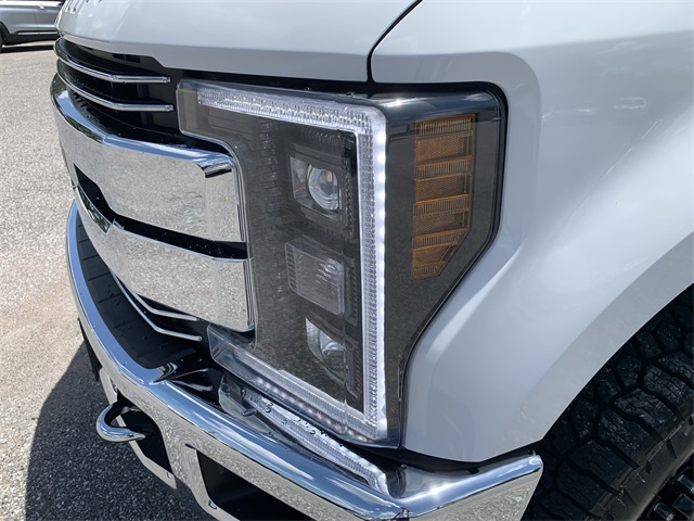 2019 Oxford White Ford Super Duty F-250 SRW Lariat 4X4 Truck