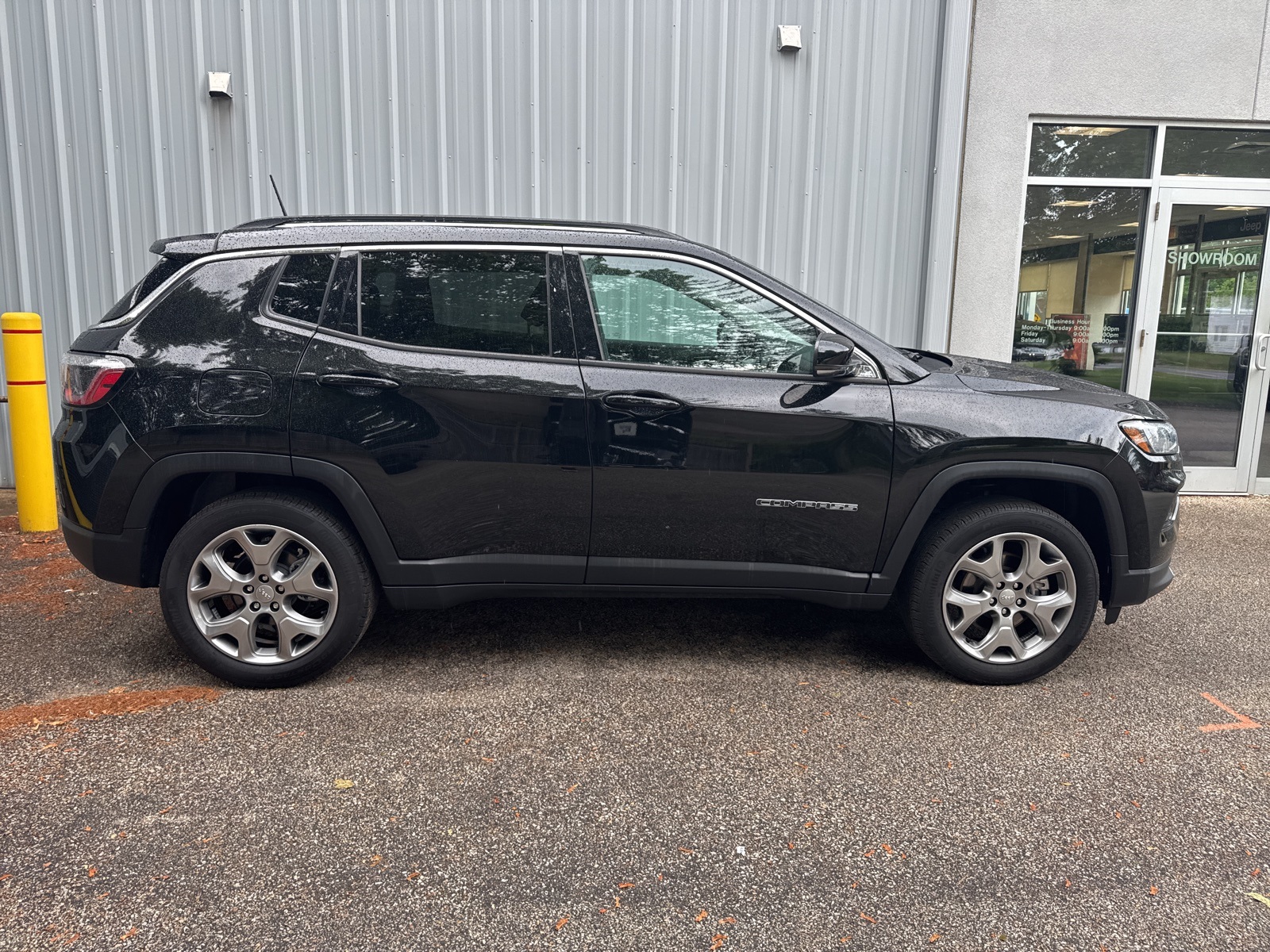 2022 Diamond Black Crystal Pearlcoat Jeep Compass Limited 4X4 SUV