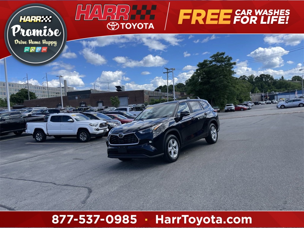 2023 Toyota Highlander LE's photo