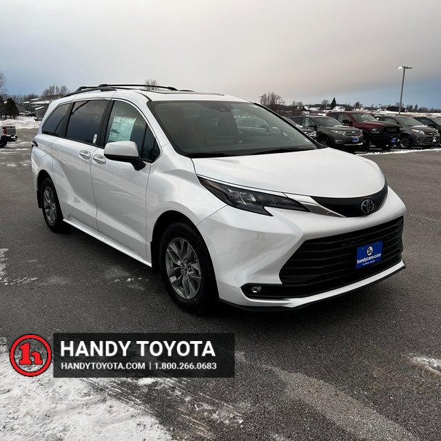 2026 Toyota Sienna XLE's photo
