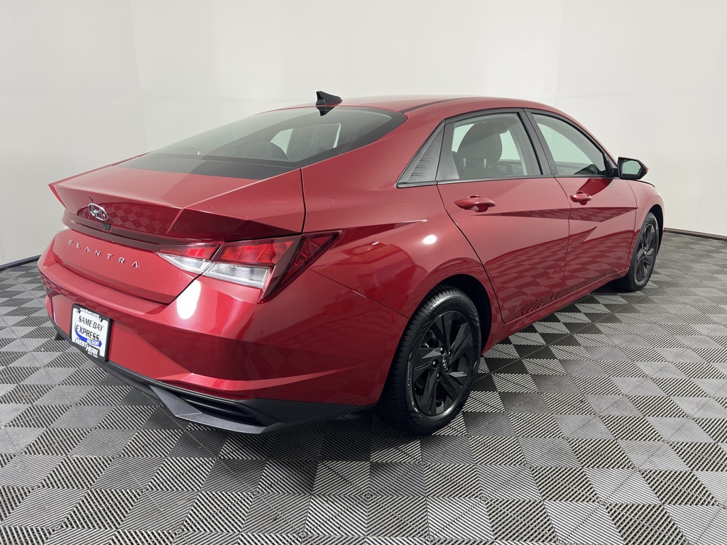 2023 Hyundai Elantra SEL photo 3